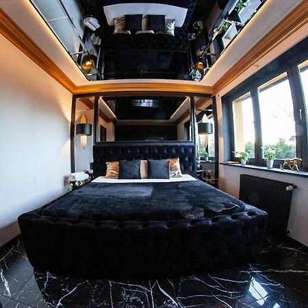 Black Night Willa Pulkowa Apartment Варшава Екстериор снимка