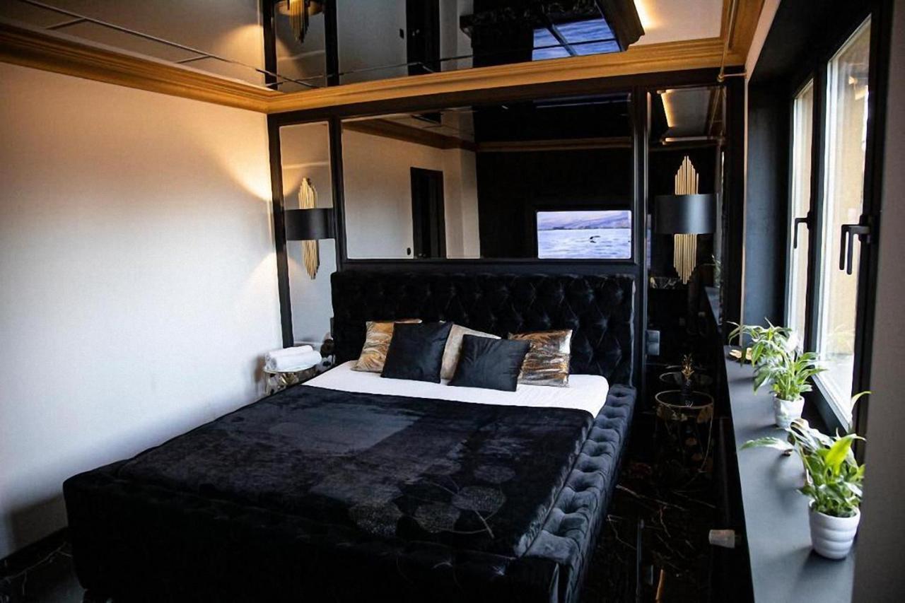 Black Night Willa Pulkowa Apartment Варшава Екстериор снимка